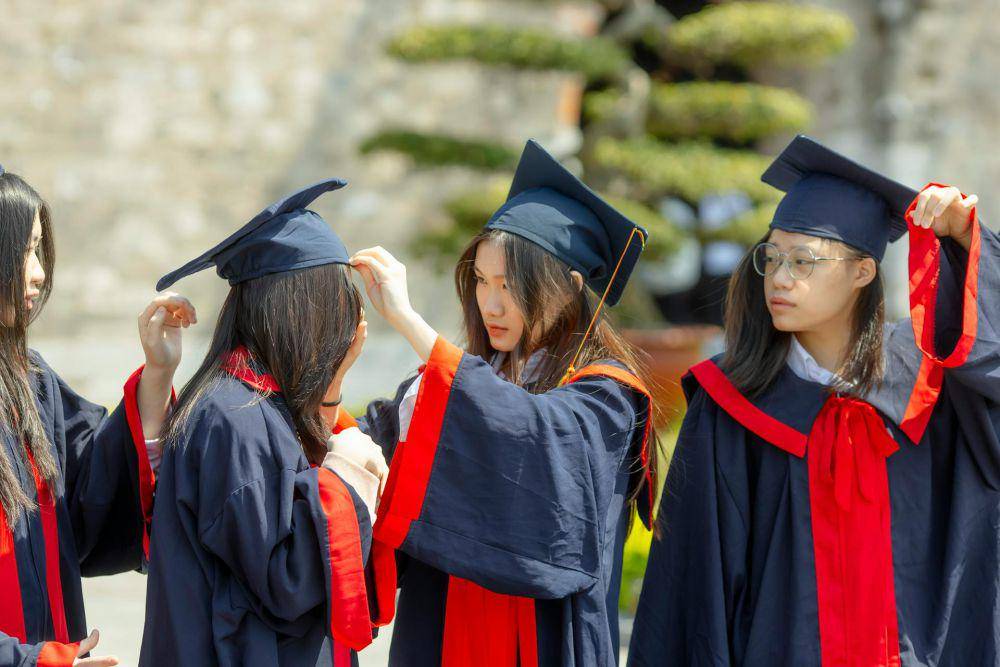 ilustrasi wanita wisuda (pexels.com/HONG SON)