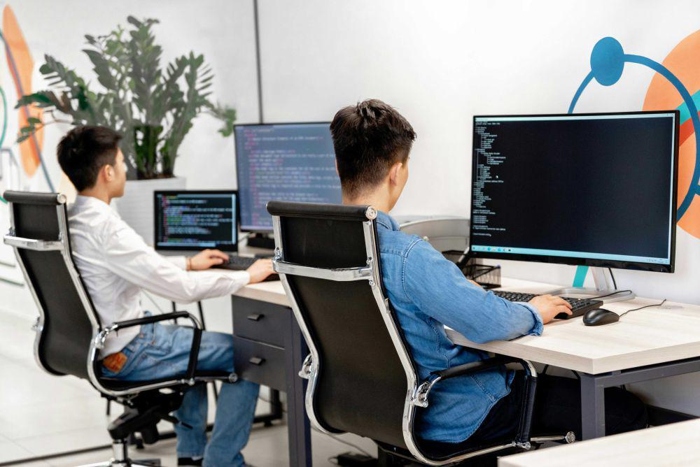 Ilustrasi pria dengan skill coding (pexels.com/Mikhail Nilov)