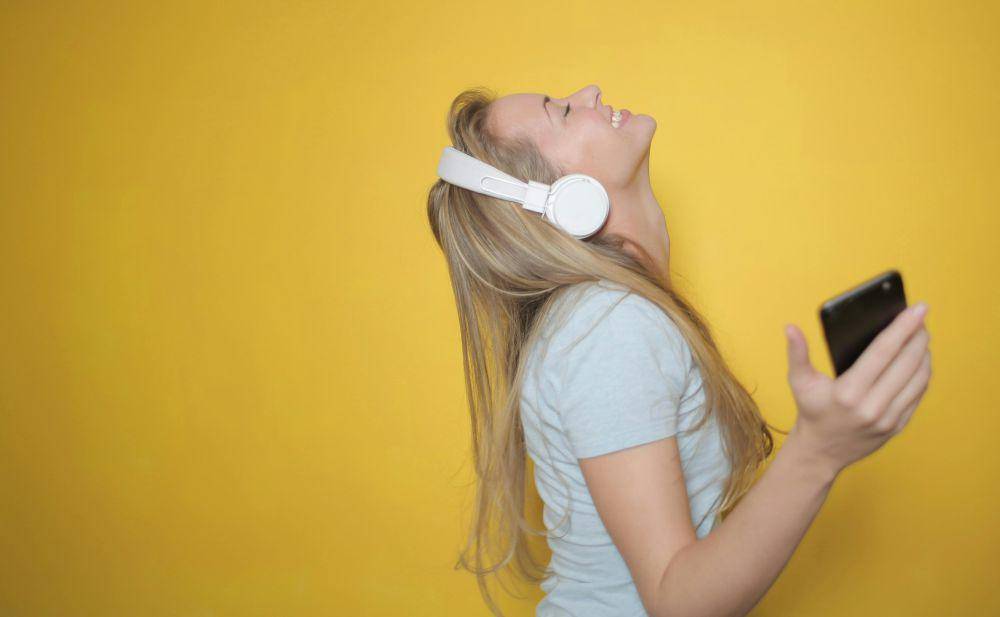 Ilustrasi mendengarkan musik (pexels.com/Andrea Piacquadio)