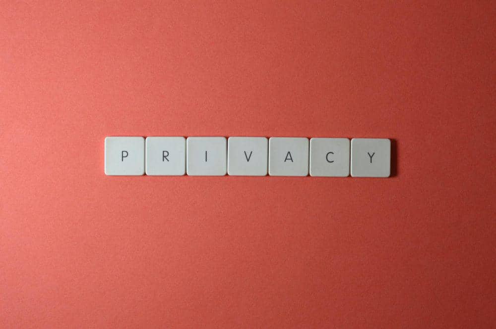 ilustrasi tulisan privacy (pexels.com/Miguel Á. Padriñán)