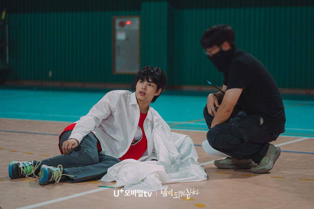 potret Park Yoon Ho di balik layar drama Night Has Come (instagram.com/uplus_mobiletv)