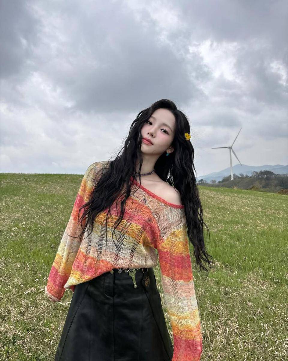 Ide outfit ala Karina Aespa (.instagram.com/katarinabluu)