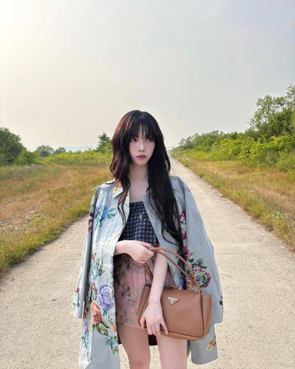 Ide outfit ala Karina Aespa (.instagram.com/katarinabluu)