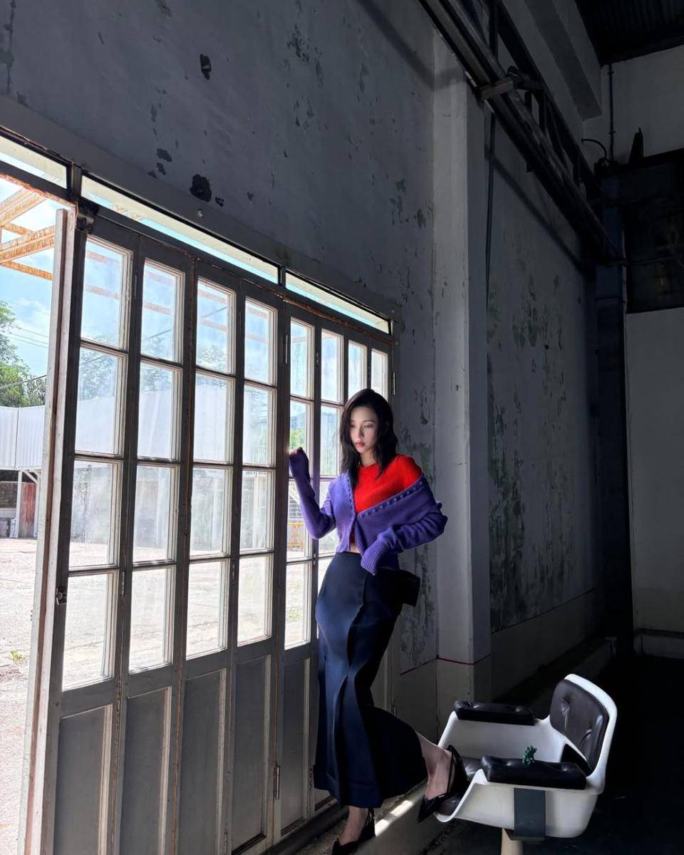 Ide outfit ala Karina Aespa (.instagram.com/katarinabluu)