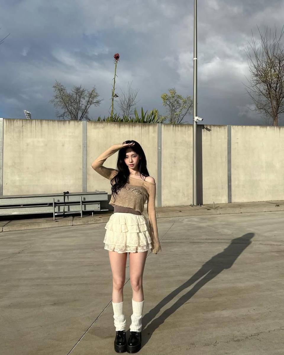 Ide outfit ala Karina Aespa (.instagram.com/katarinabluu)