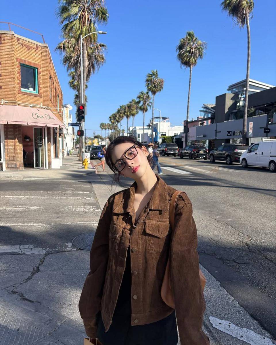 Ide outfit ala Karina Aespa (.instagram.com/katarinabluu)