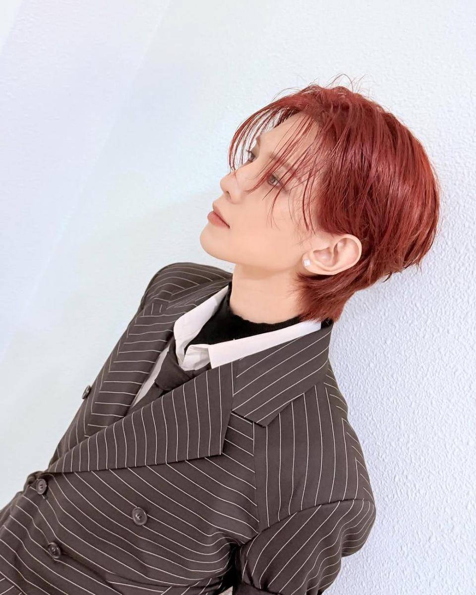 warna rambut cherry cola ala Yeosang ATEEZ (instagram.com/im_ovation)