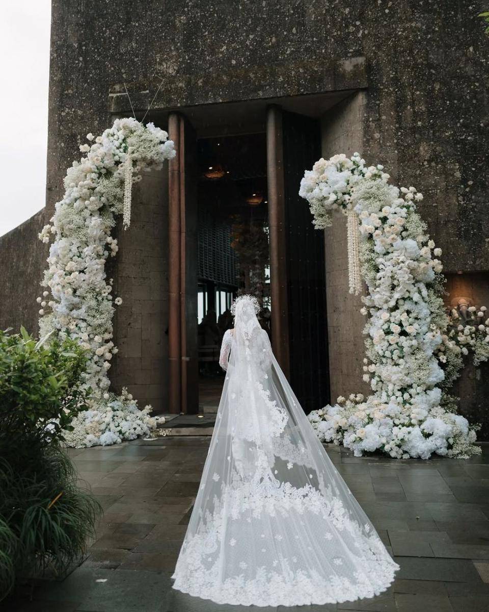 Gaya Shenina Cinnamon di Akad Nikah Bersama Angga Yunanda (instagram.com/angga)