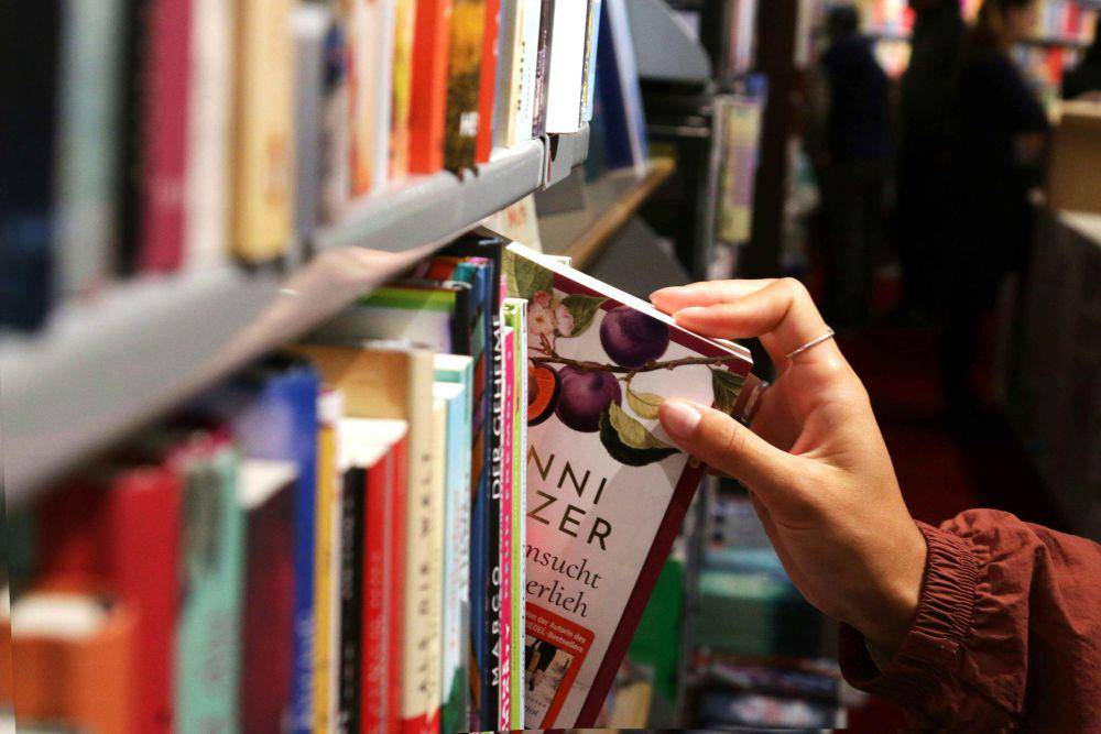 ilustrasi book thrifting (unsplash.com/Sonja Punz)