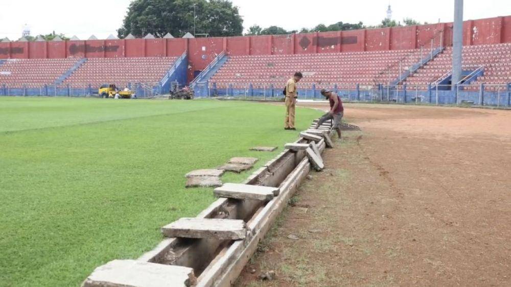 Petugas memperbaiki drainase lapangan. IDN Times/ istimewa