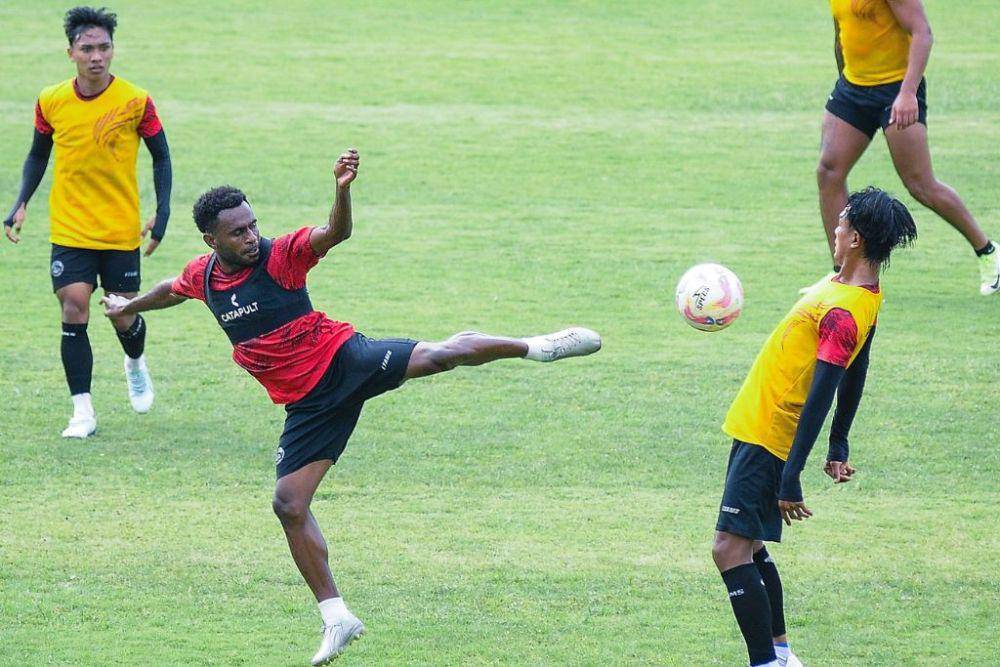 Para pemain Arema FC dalam sesi latihan di Lapangan Wonoayu Wajak, Kabupaten Malang, pada 7 Februari 2025. (Instagram.com/aremafcofficial)
