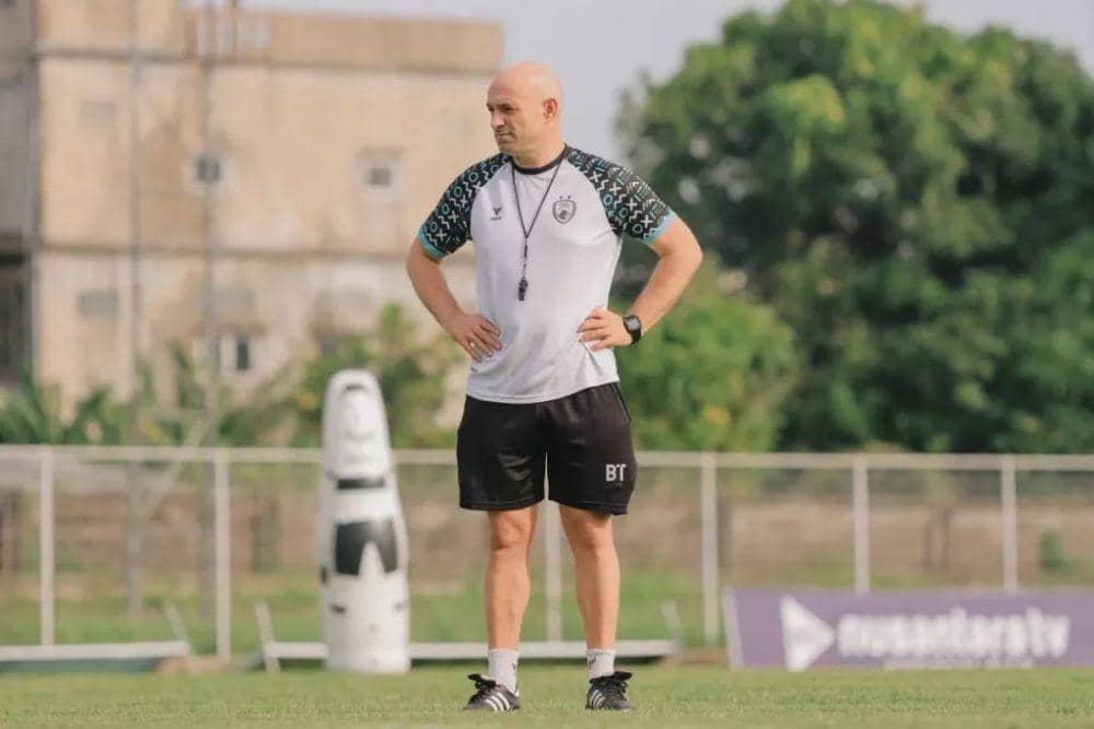 Pelatih kepala PSM Makassar, Bernardo Tavares, dalam sesi latihan yang berlangsung di Stadion Gelora Ngurah Rai Denpasar, 6 Februari 2025. (Instagram.com/psm_makassar)