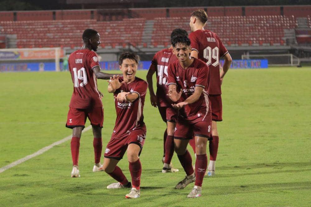 Para pemain PSM Makassar merayakan gol yang dicetak ke gawang Thanh Hoa FC dalam laga matchday kelima Grup A ASEAN Club Championship 2024/2025 di Stadion Kapten I Wayan Dipta Gianyar, Rabu 5 Februari 2025. (Dok. Ofisial PSM Makassar/Agung Dewantara)