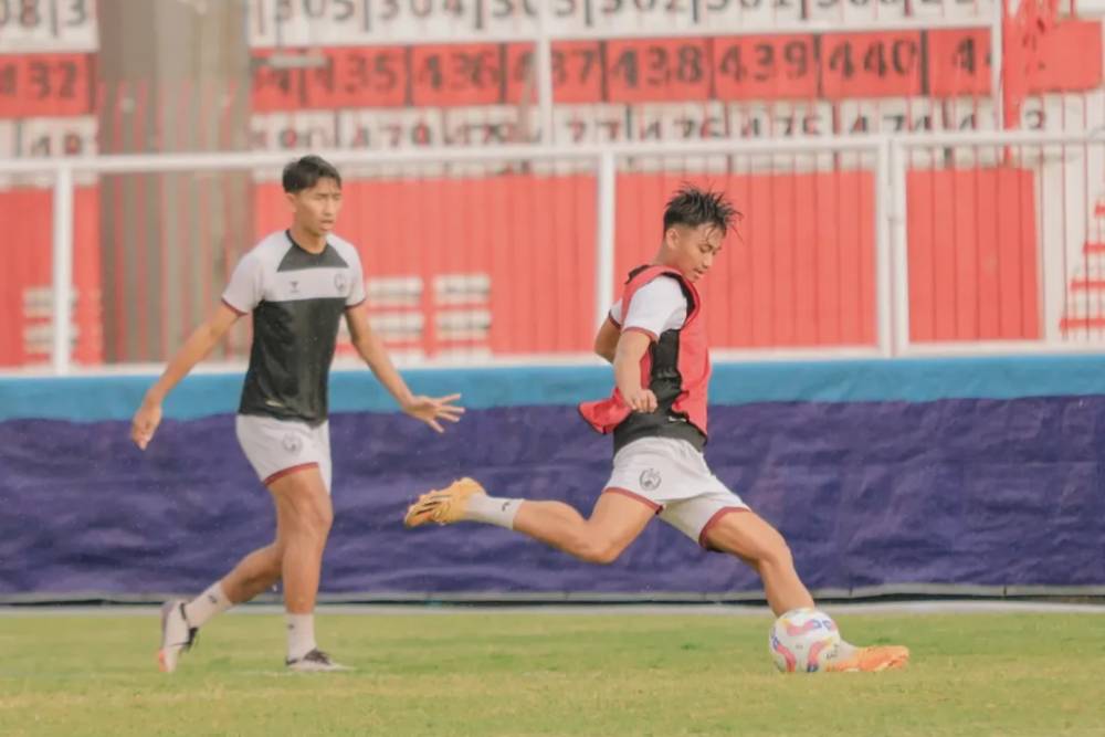 Dua pemain PSM Makassar, Daffa Salman (kiri) dan Muhammad Arham (kanan), dalam sesi official training di Stadion Gelora Soepriadi Blitar pada Minggu 9 Februari 2025. (Instagram.com/psm_makassar)