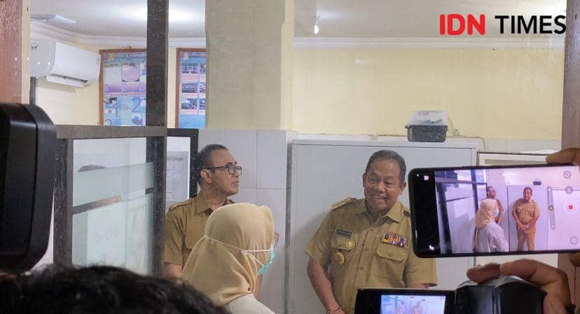 PJ Gubernur Bali, Mahendra Jaya; dan Wali Kota Denpasar, Jaya Negara berdialog dengan Tenaga Kesehatan di Puskesmas I Denpasar Utara. (IDN Times/Yuko Utami)