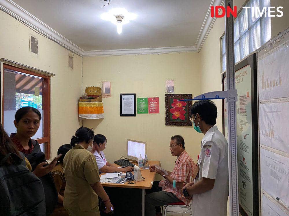 Seorang warga mencoba program cek kesehatan gratis di Puskesmas I Denpasar Utara. (IDN Times/Yuko Utami)