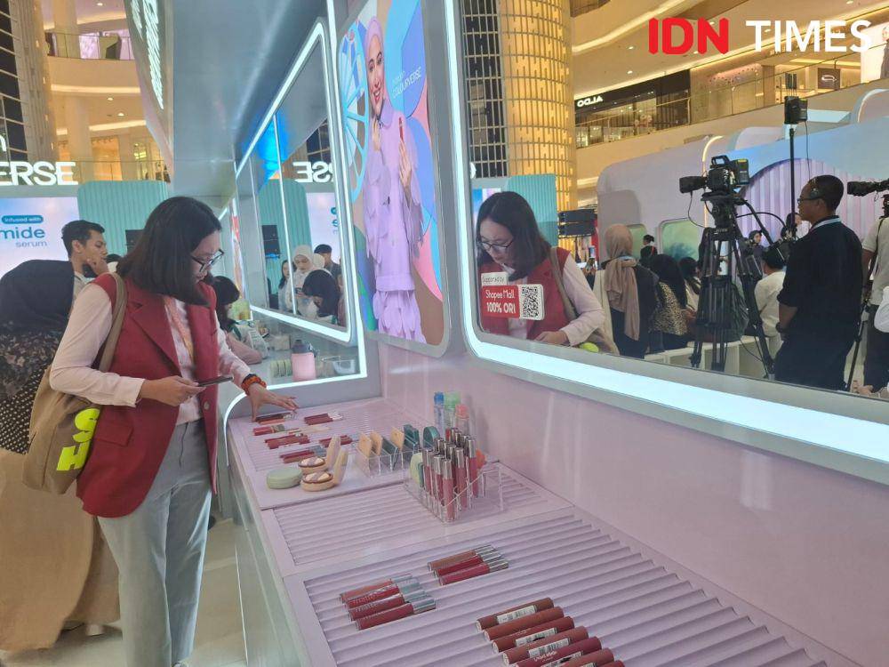 Wardah Colourverse di Senayan City pada Jumat (7/2/2025). (IDN Times/Adyaning Raras)