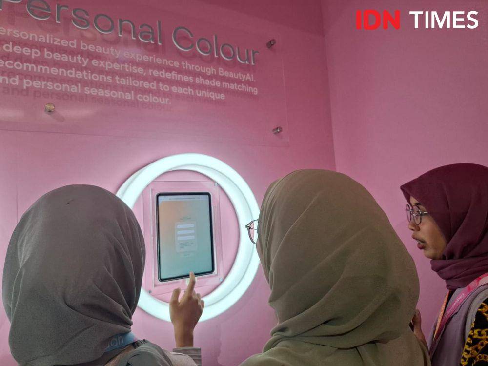 Wardah Colourverse di Senayan City pada Jumat (7/2/2025). (IDN Times/Adyaning Raras)