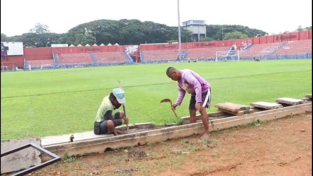 Petugas memperbaiki drainase lapangan. IDN Times/ istimewa