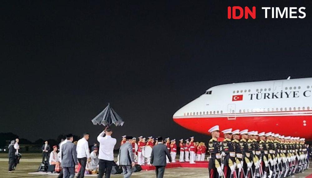 Kala Teddy Minta Paspampres Tak Payungi Prabowo saat Sambut Erdogan