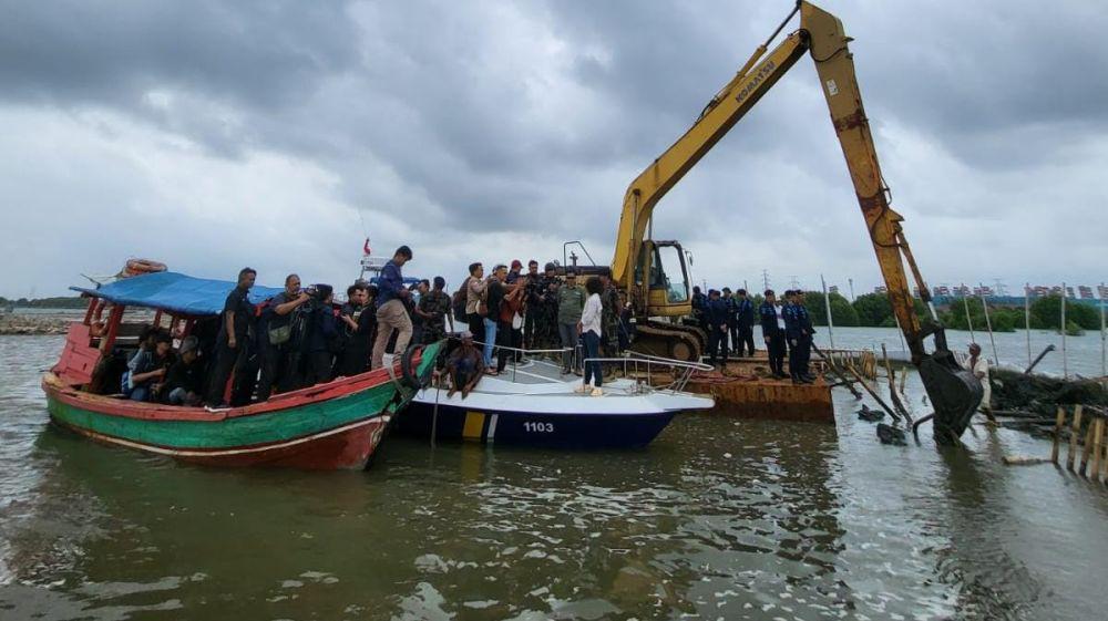 Pagar Laut di Bekasi Dibongkar, Bey Machmudin Akan Evaluasi PT TPRN