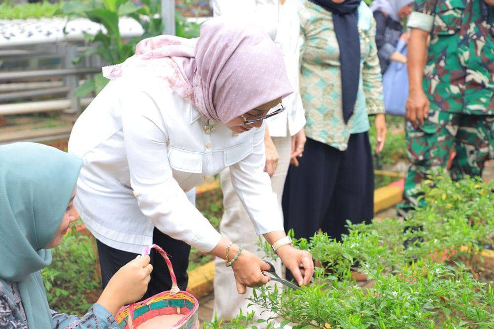 Kunjungi Kampung Jimpitan Tangerang, Menteri PPPA Dapat Saweran