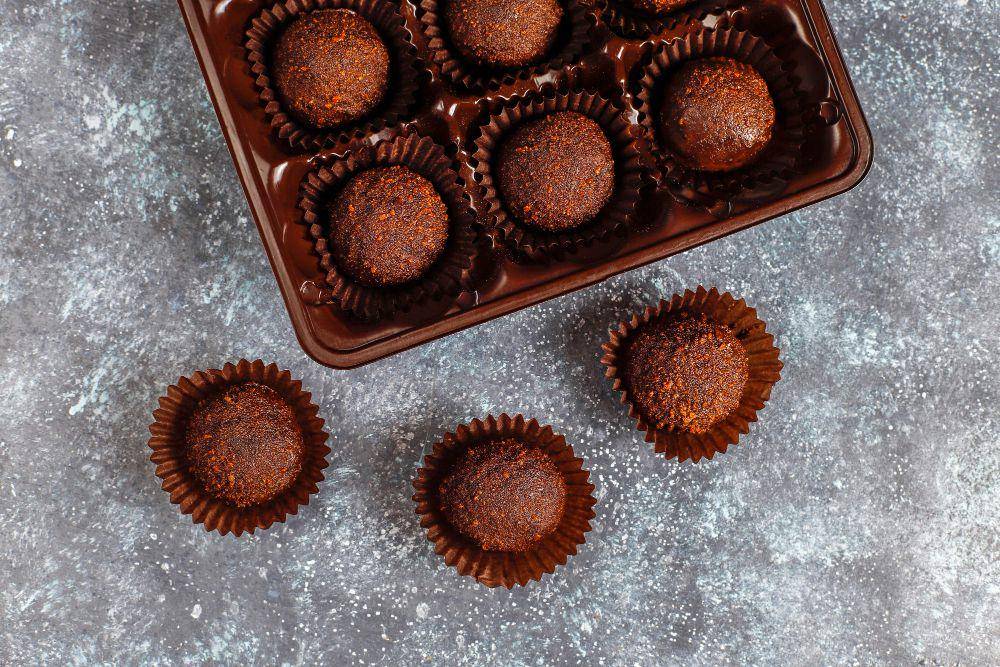ilustrasi cokelat truffle (freepik.com/azerbaijan_stockers)