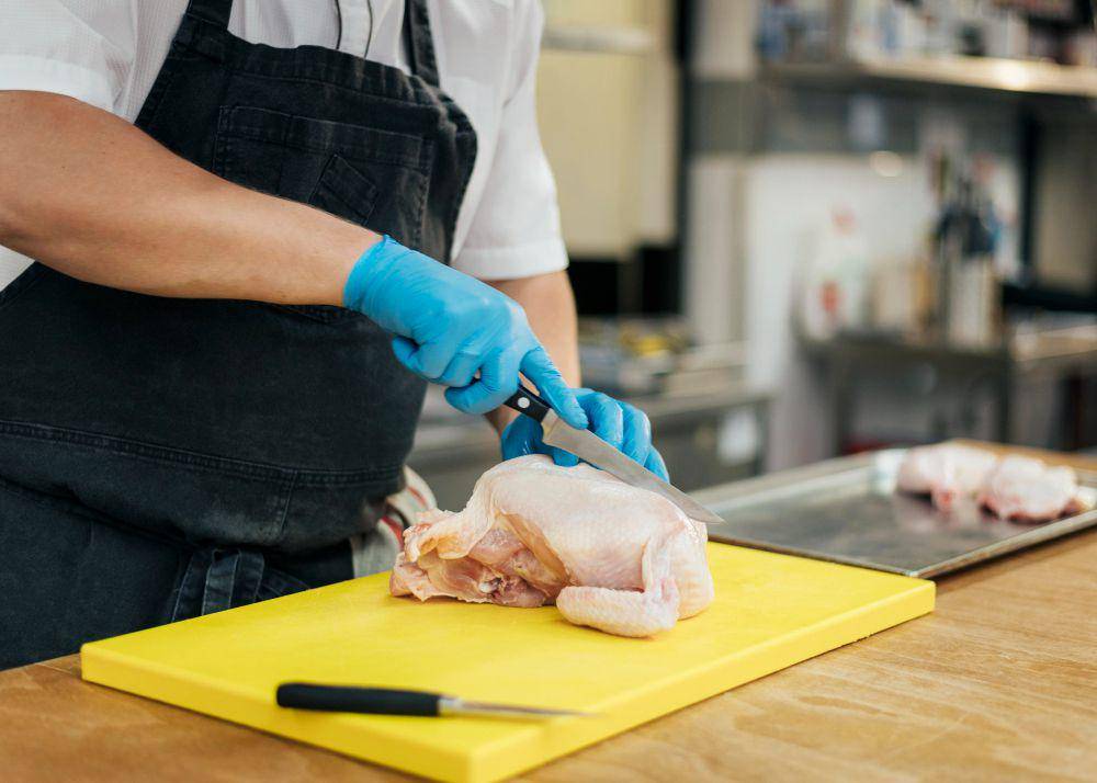 ilustrasi memotong daging ayam (freepik.com/freepik)