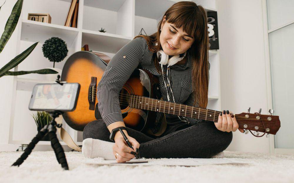 Ilustrasi wanita membuat konten bermain musik (freepik.com/freepik)