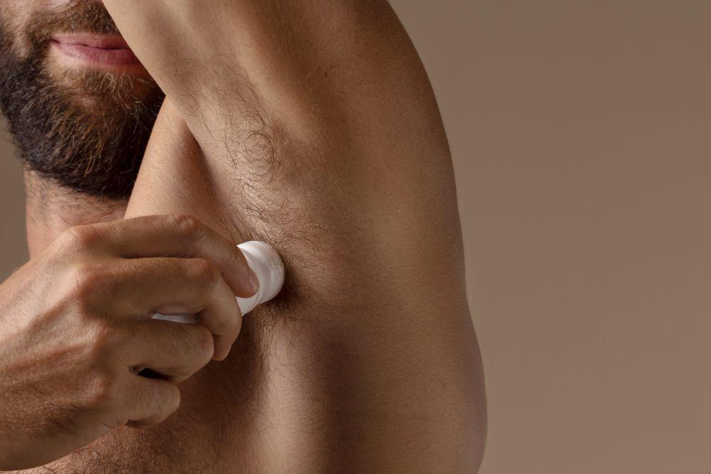 Bagaimana Deodoran Bisa Menghilangkan Bau Tidak Sedap pada Ketiak?