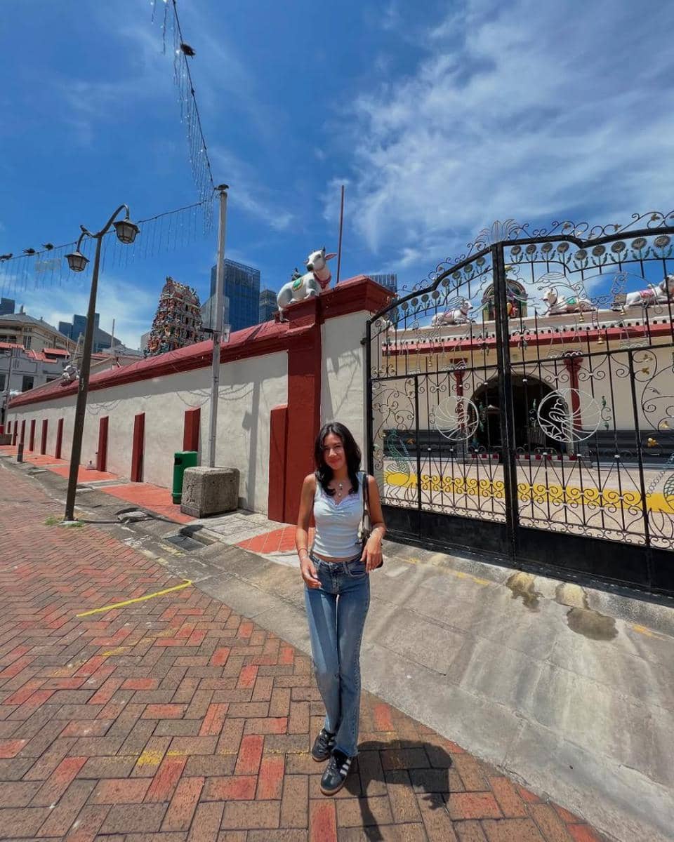 mix and match sneakers ala Shenina Cinnamon (instagram.com/sheninacinnamon)