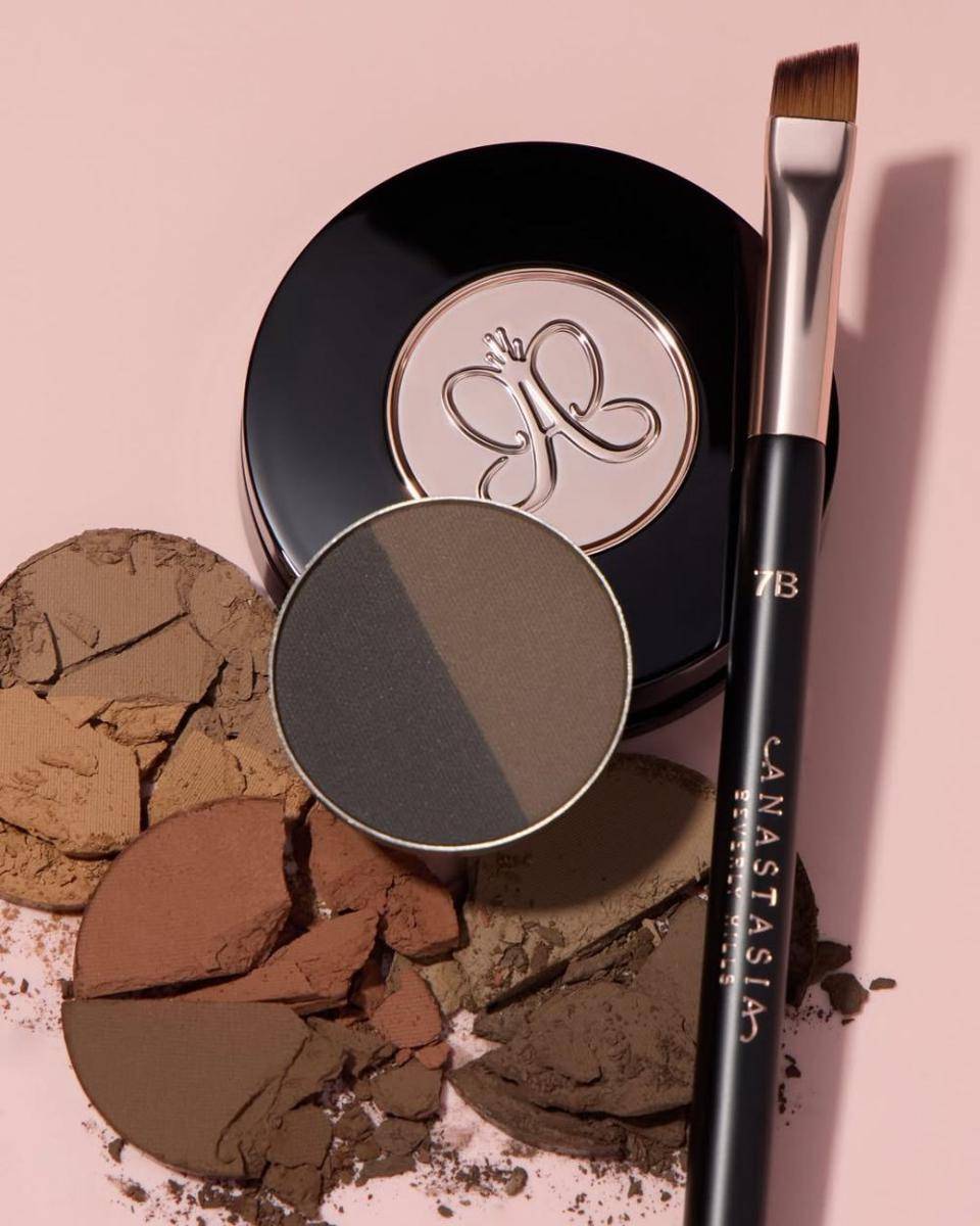 Anastasia Beverly Hilss Brow Powder Duo (instagram.com/anastasiabeverlyhills)