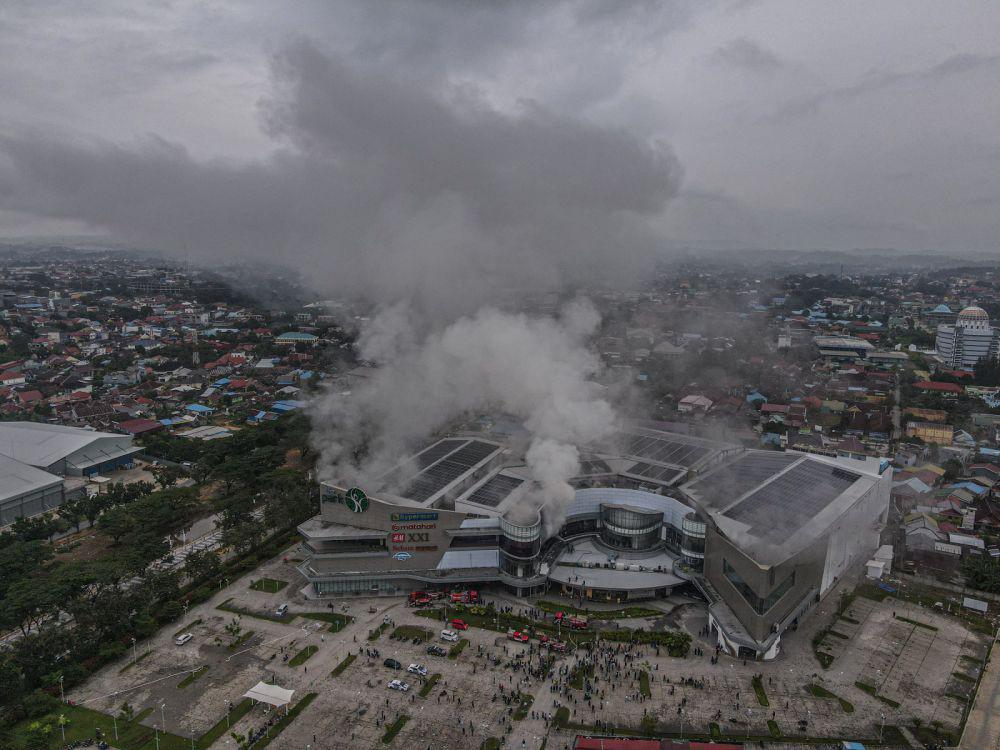 Mal The Park Kendari Terbakar, Damkar Kerahkan 70 Personel