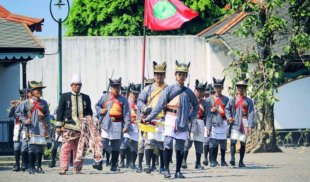 pakaian prajurit Keraton Yogyakarta (kratonjogja.id)