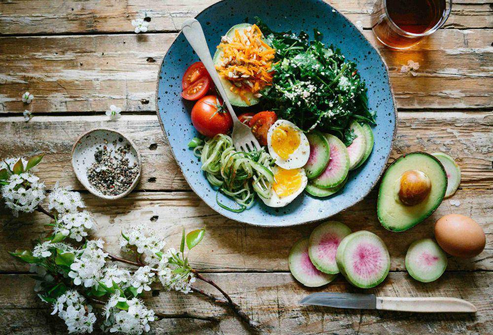 ilustrasi makanan dengan nutrisi seimbang (unsplash.com/Brooke Lark)