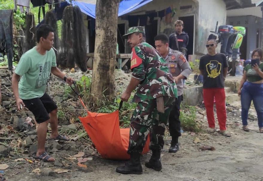 Pria Berkaos Loreng Ditemukan Tewas Mengambang di Pantai Minajaya