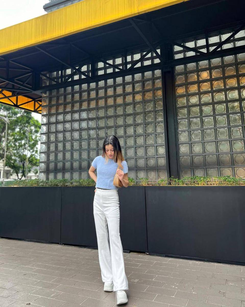 OOTD feminin minimalis untuk rayakan valentine (instagram.com/shofia_shireen)