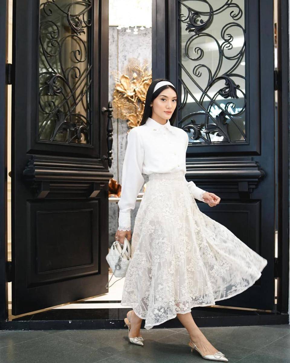 OOTD feminin minimalis untuk rayakan valentine (instagram.com/anissaaziza)