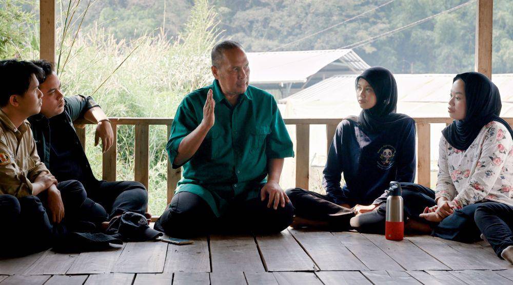 Cuplikan kisah petani modern Muhammad Khudori (kanan) di dokumenter series Sosok Baik Indonesia. (Dok. Sosok Baik Indonesia)