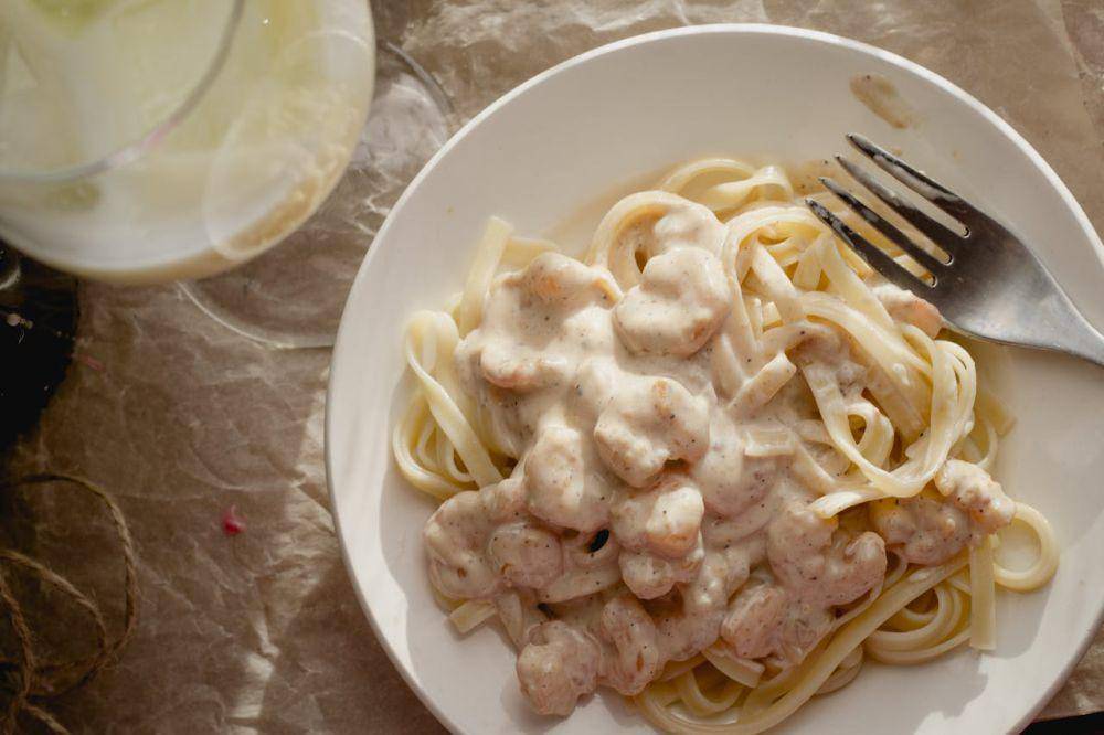 ilustrasi pasta dengan alfredo sauce (pexels.com/NastyaSensei)
