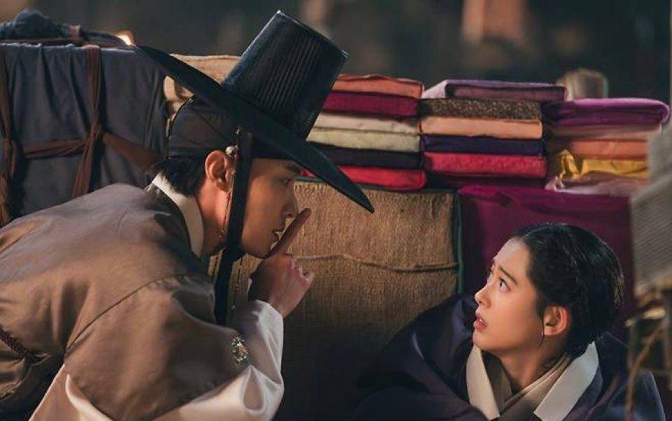 Chang Ryul dan Go Ara di The Scandal of Chunhwa (dok. TVING/The Scandal of Chunhwa)