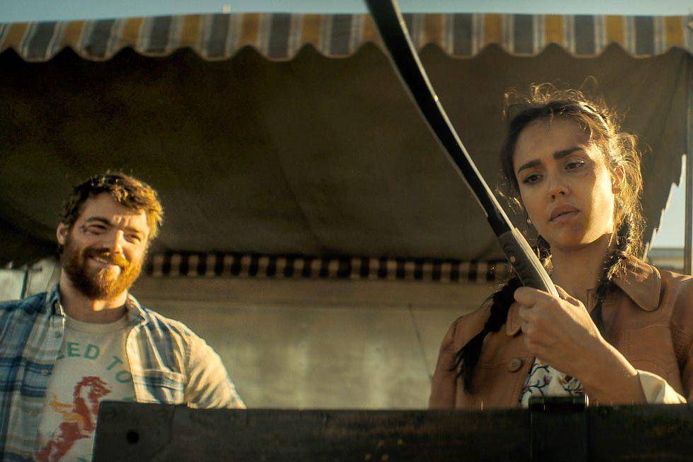 Gabriel Basso dan Jessica Alba dalam film Trigger Warning. (dok. Netflix/Trigger Warning)