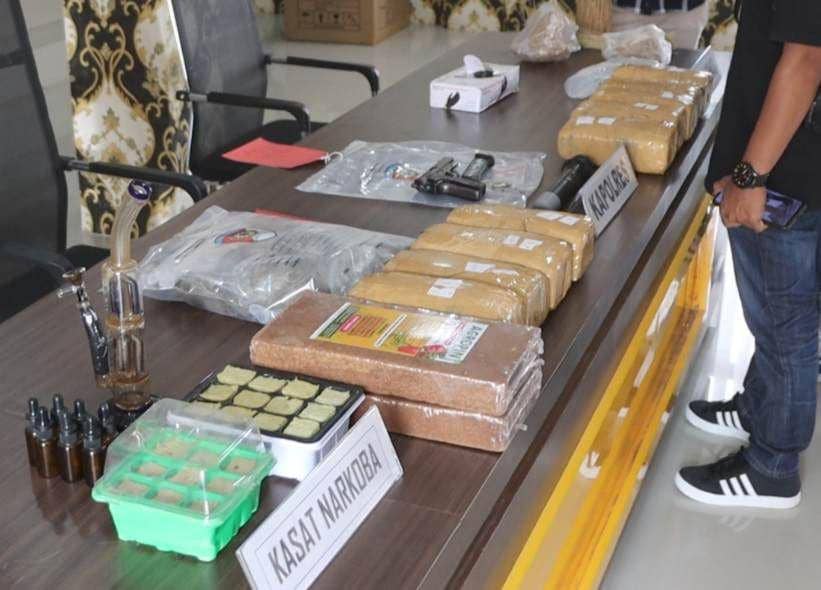 Konferensi pers pengungkapan praktik budidaya tanaman ganja di Kabupaten Pringsewu. (Dok. Polres Pringsewu).
