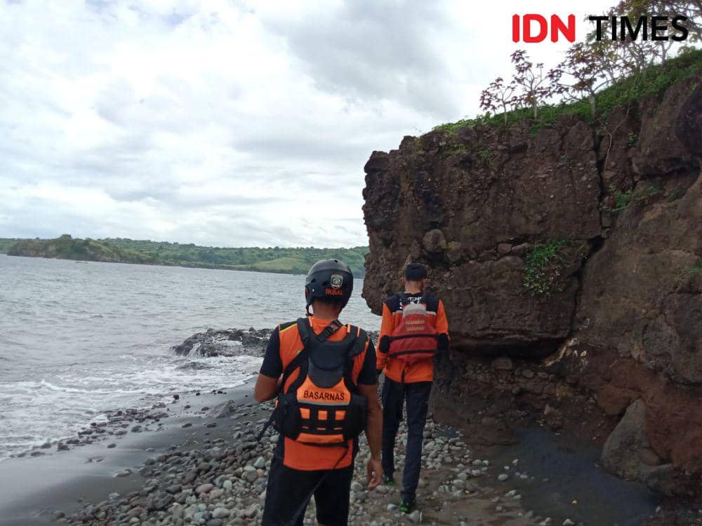 Foto Tim SAR Bima saat menyusuri pantai mencari korban banjir (Dok/Istimewa)