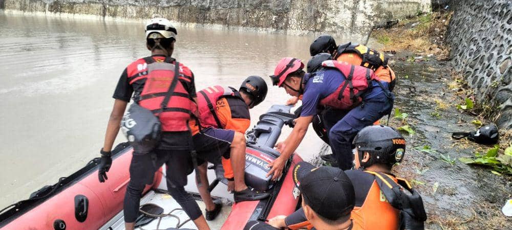 Tim SAR gabungan lakukan pencarian. (IDN Times/Istimewa)