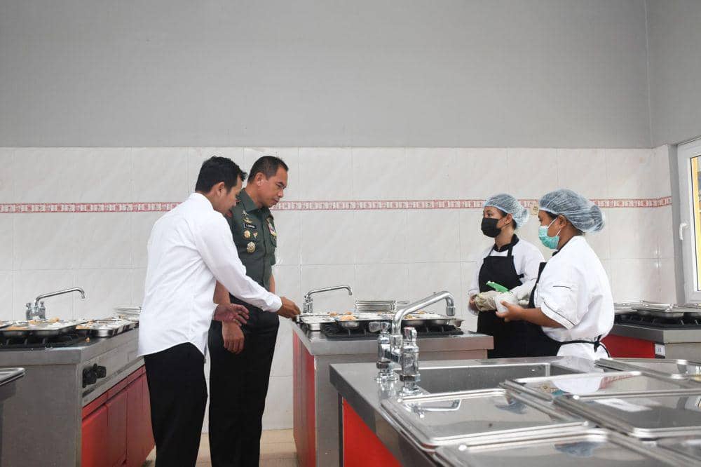 Pangdam Diponegoro Mayjen TNI Deddy Suryadi mengecek kondisi dapur MBG di SMK Bagimu Negeri Semarang. (IDN Times/Dok Pendam IV Diponegoro Semarang)
