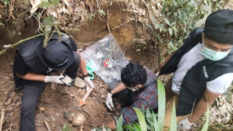 Polisi saat evakuasi kerangka manusia, Senin (10/2/2025)./Foto : Humas Polres Palopo