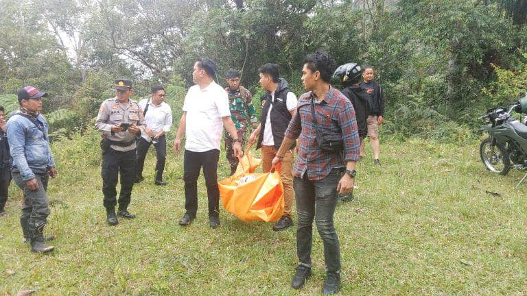 Polisi saat evakuasi kerangka manusia, Senin (10/2/2025)./Foto : Humas Polres Palopo