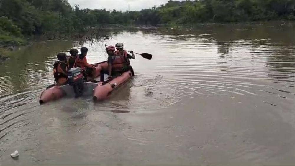 Proses pencarian balita yang hilang terseret arus banjir di Lombok Timur. (IDN Times/Istimewa)
