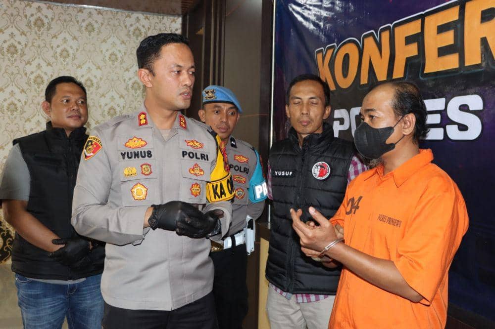 Wanadri Priyogo alias WN (47) saat ditanyai Kapolres Pringsewu AKBP M Yunnus Saputra. (Dok. Polres Pringsewu).